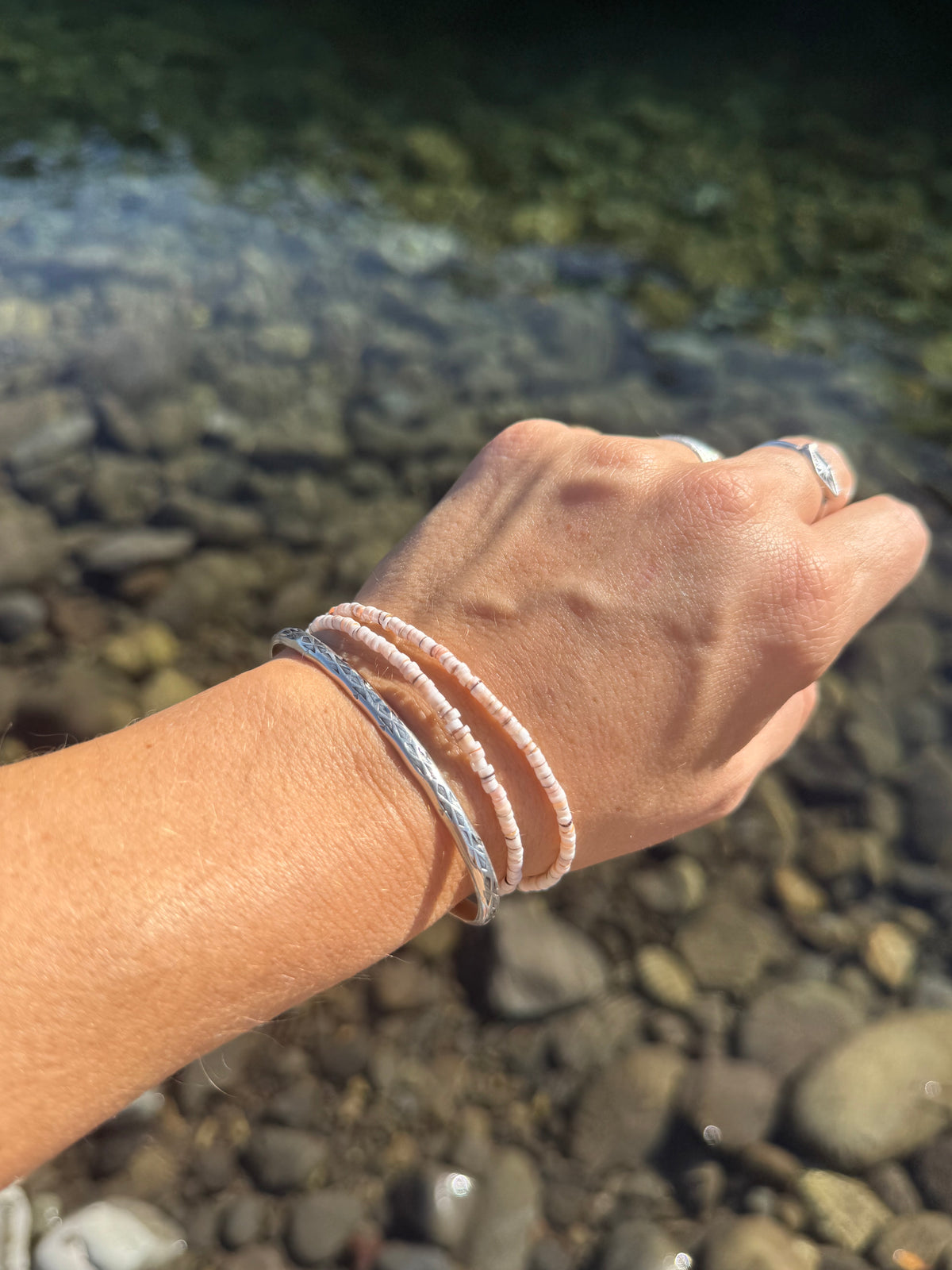 Cut shell bracelet light pink