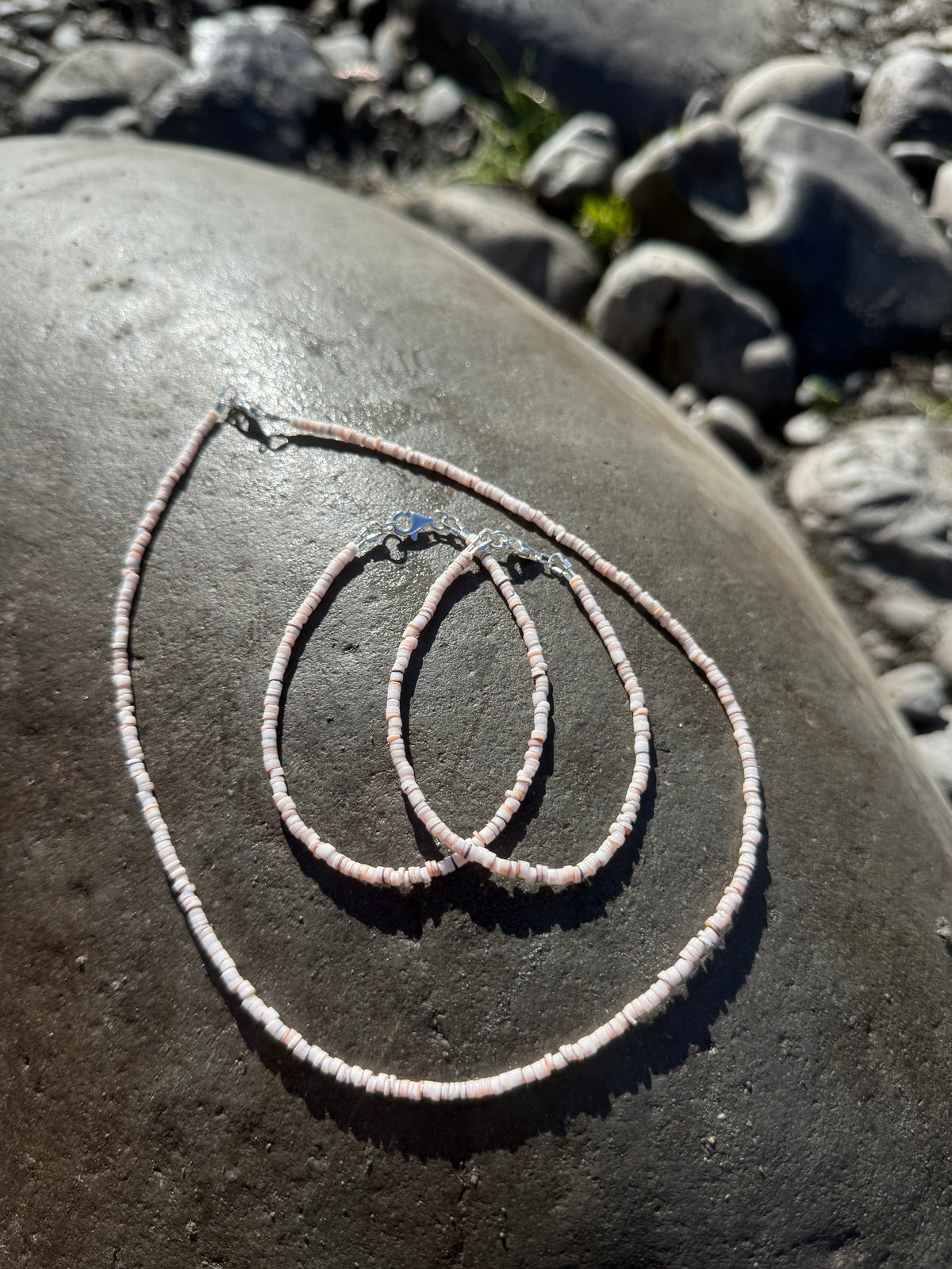 Cut shell bracelet light pink